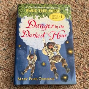 Magic Tree House: Danger in the Darkest Hour - Blue Cover by Mary Pope Osborne
